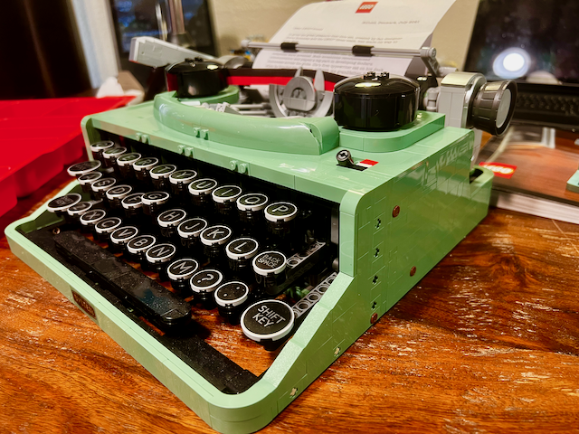 2022-11-10 LEGO Typewriter build-640x480